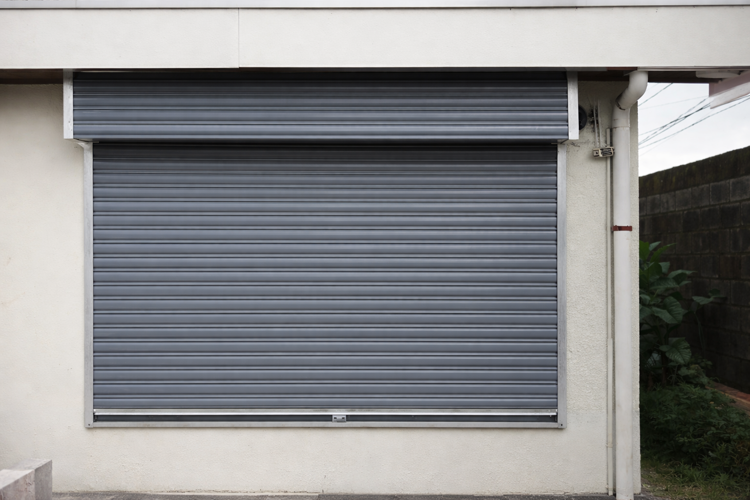 Cortina metálica enrollable instalada
