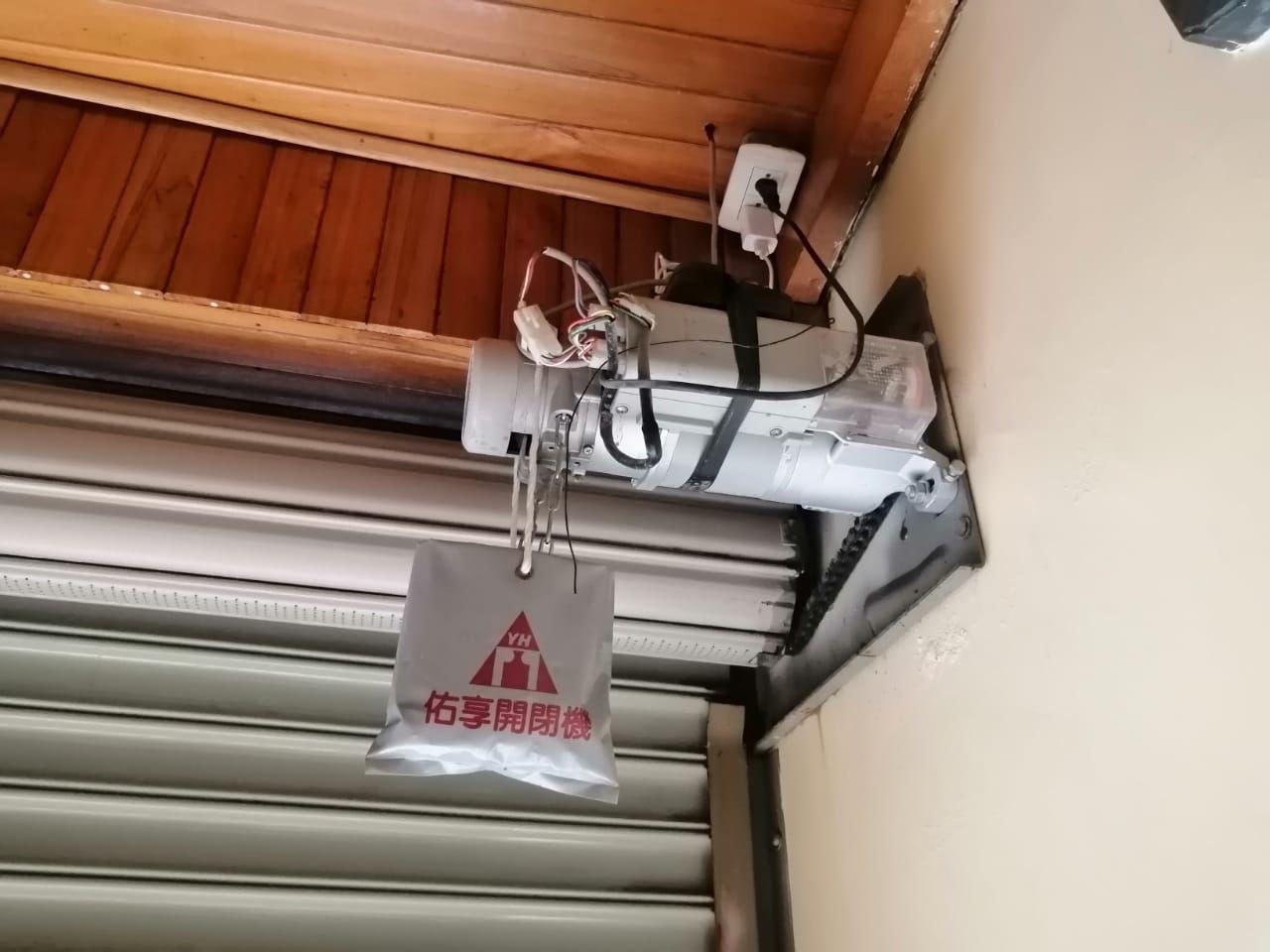 Cortina metálica enrollable instalada