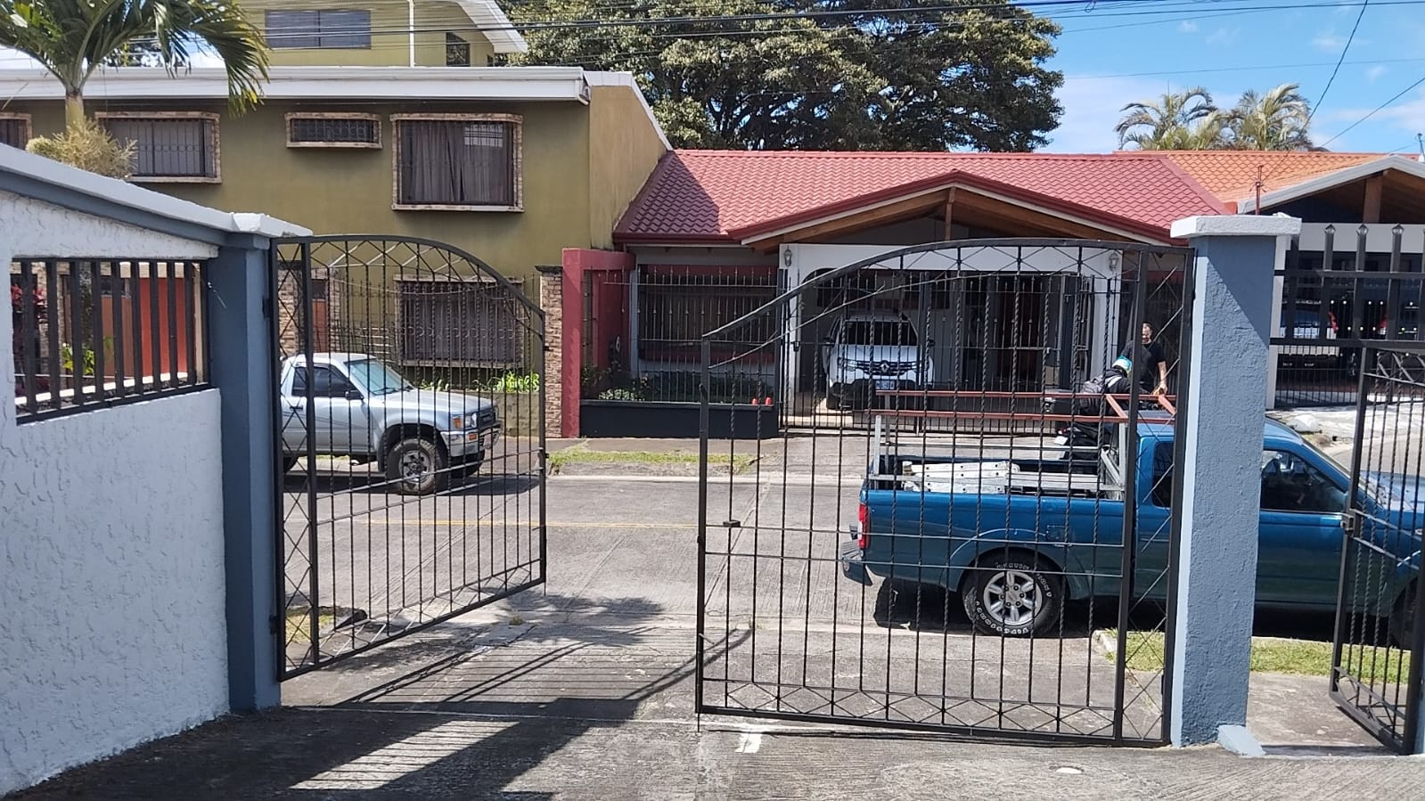 Portón eléctrico instalado