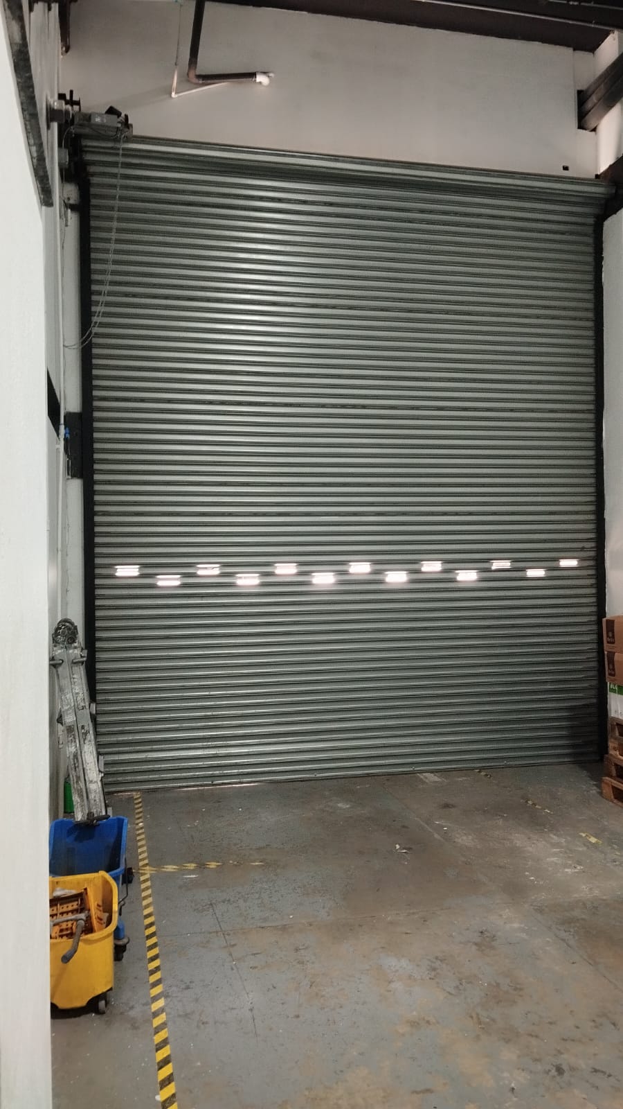 Cortina metálica enrollable instalada