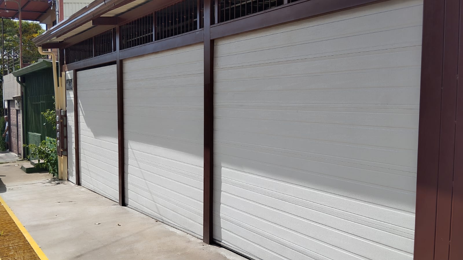 Cortina metálica enrollable instalada